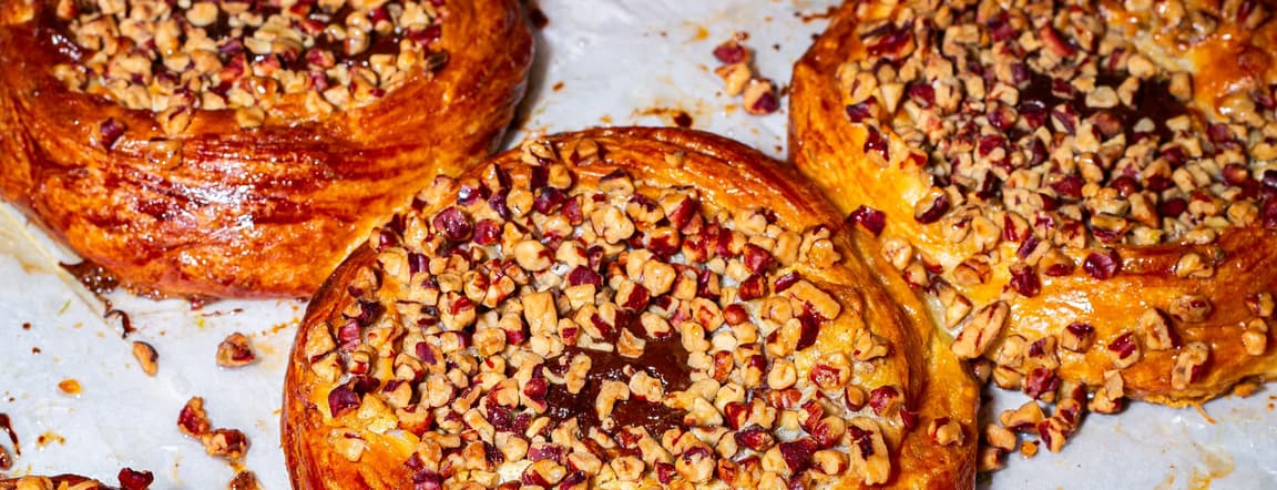 Cheese roll with caramel sauce and walnuts