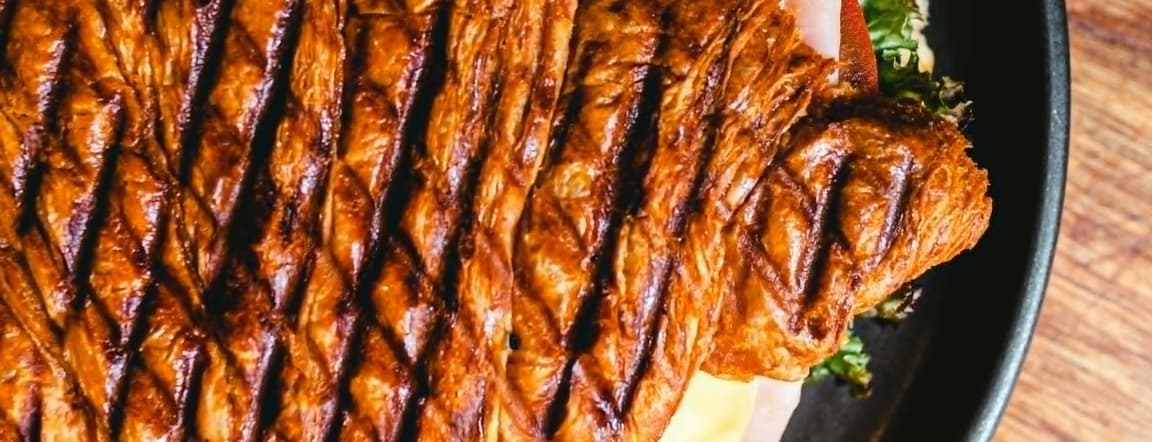 Croissant con jamón serrano