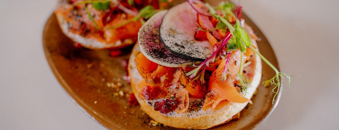 Salmon bagel (33 gr protein)