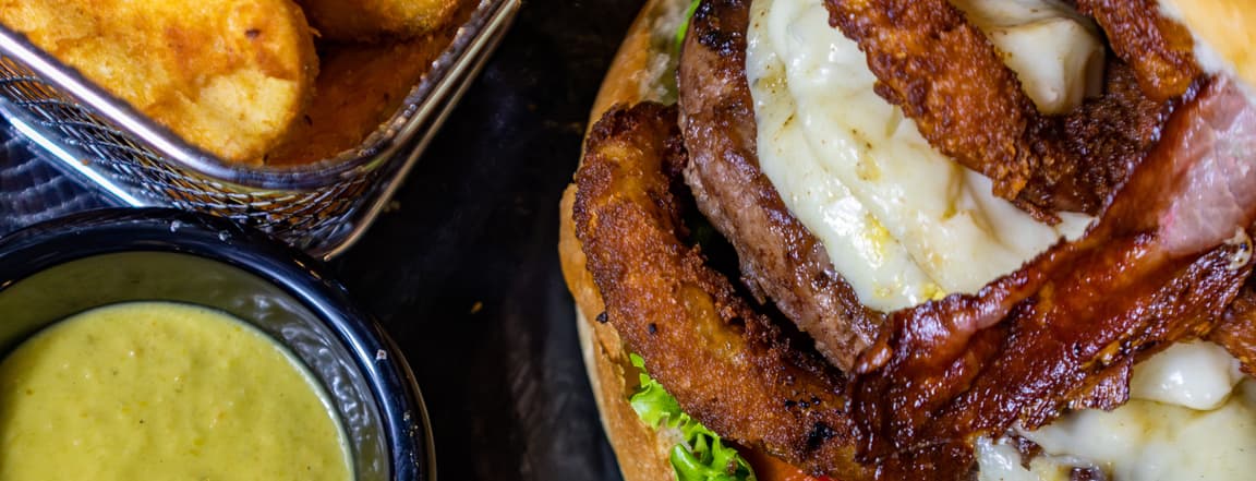 Burguer "la mamona onion rings"