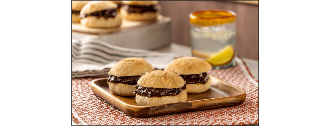 Cemita stuffed with mole with chicken