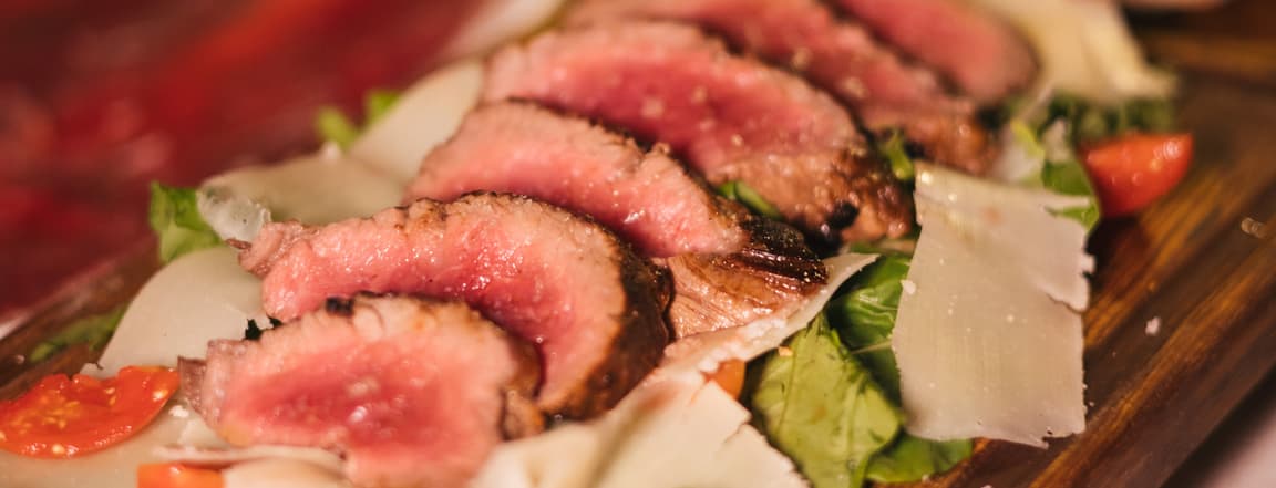 Beef Sliced Glilled With Rocket Salad And Cherry Tomate