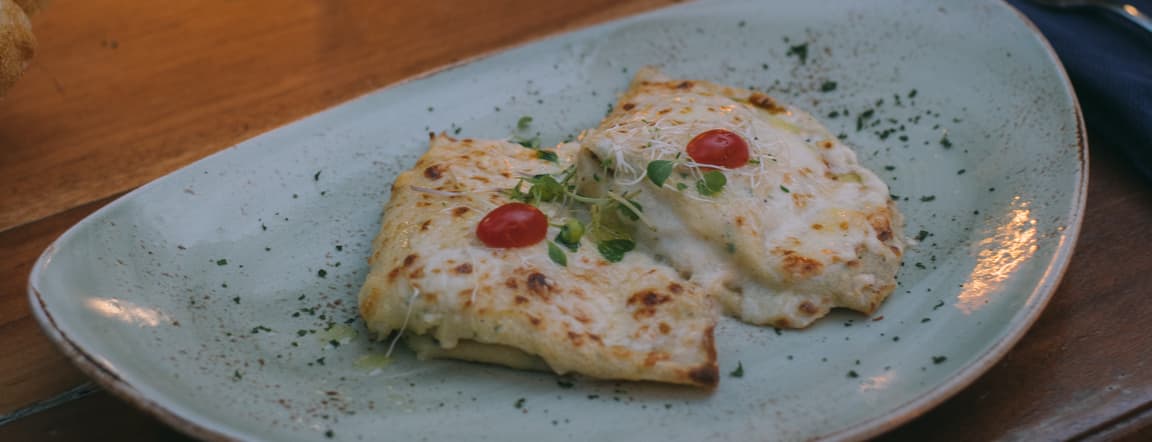 Salmon y zucchini stuffed crespella, bechamel gratin