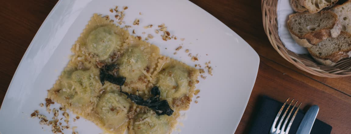 Ricotta and spinach ravioli with butter and wallnuts
