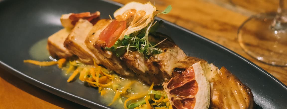 Salmon tataki with salad and kiwi sauce