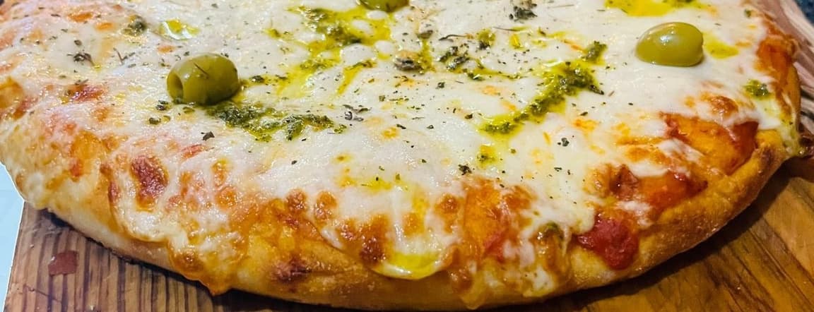 Mozzarella pizza with olives