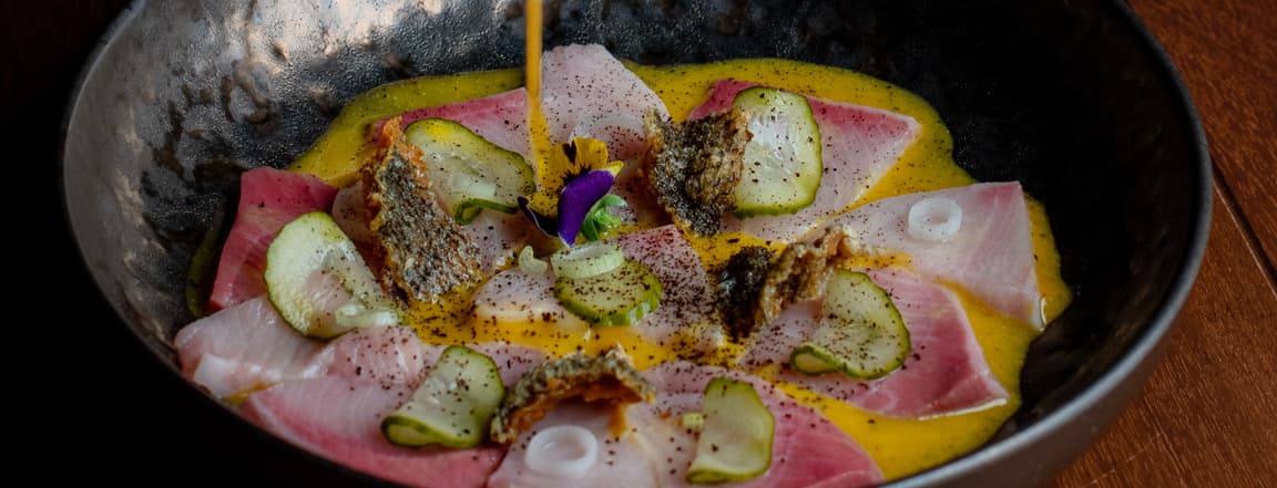 Crudo di hamaci, salsa di fruta della passione