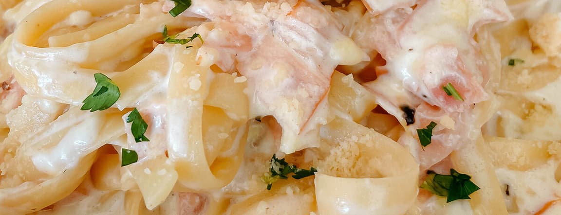 Alfredo pasta with bacon