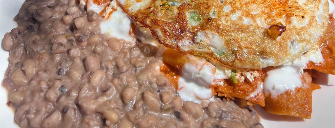 Chilaquiles rojos cremosos