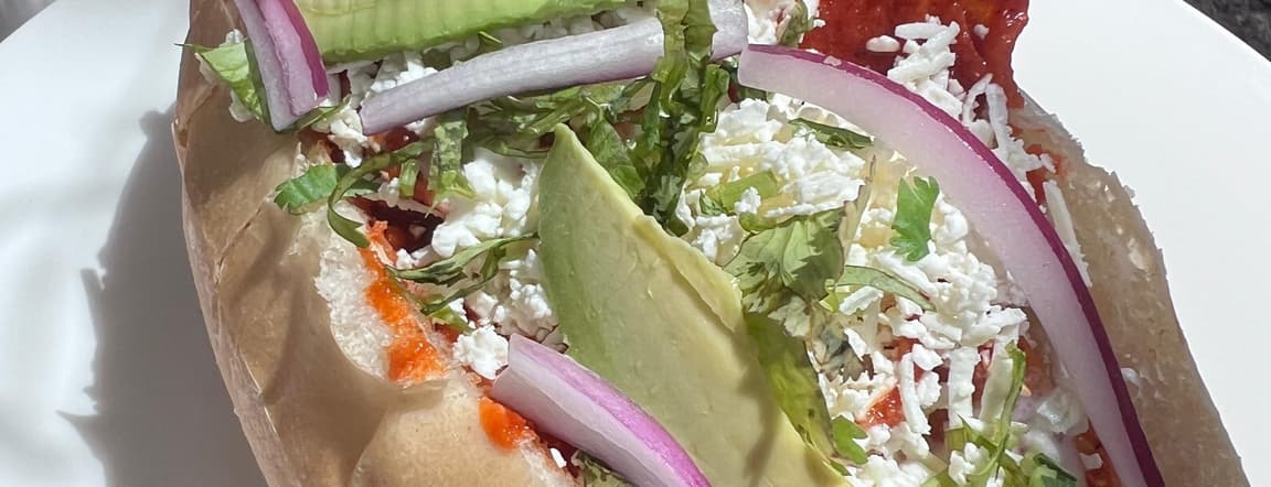 Torta de chilaquiles rojos