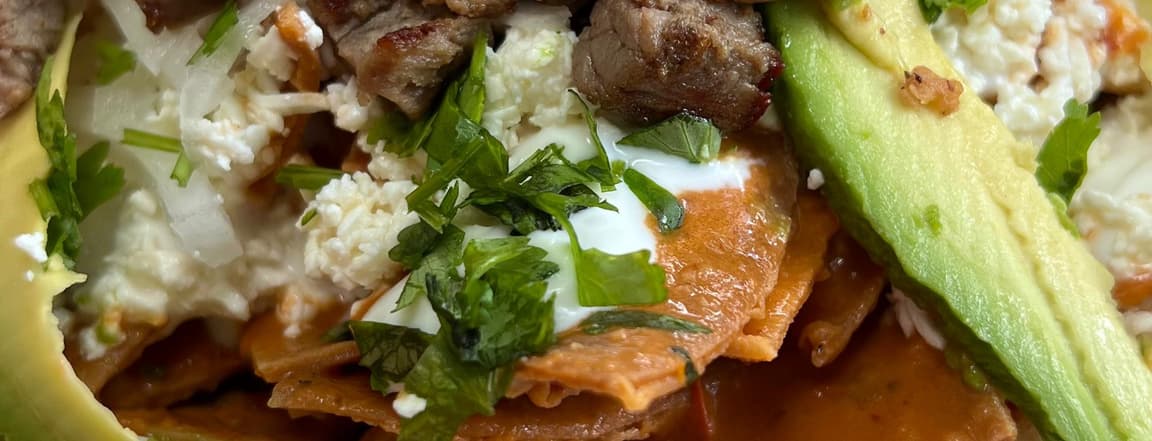 Torta de chilaquiles rojos cremosos