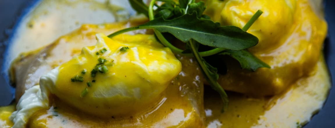 Eggs benedict with turkey ham