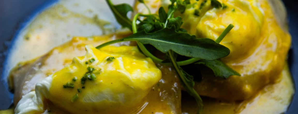 Eggs benedict with salmón