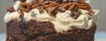 Mini chocolate cake with frosting cashew and dulce de leche