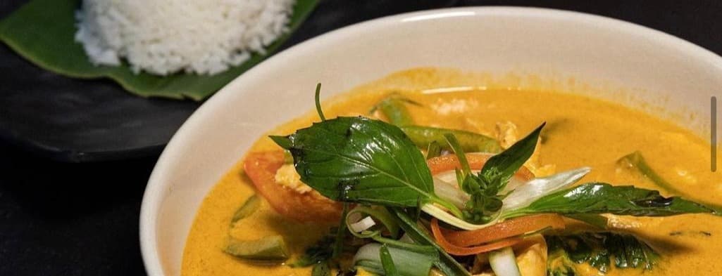 Gaeng Dang chicken