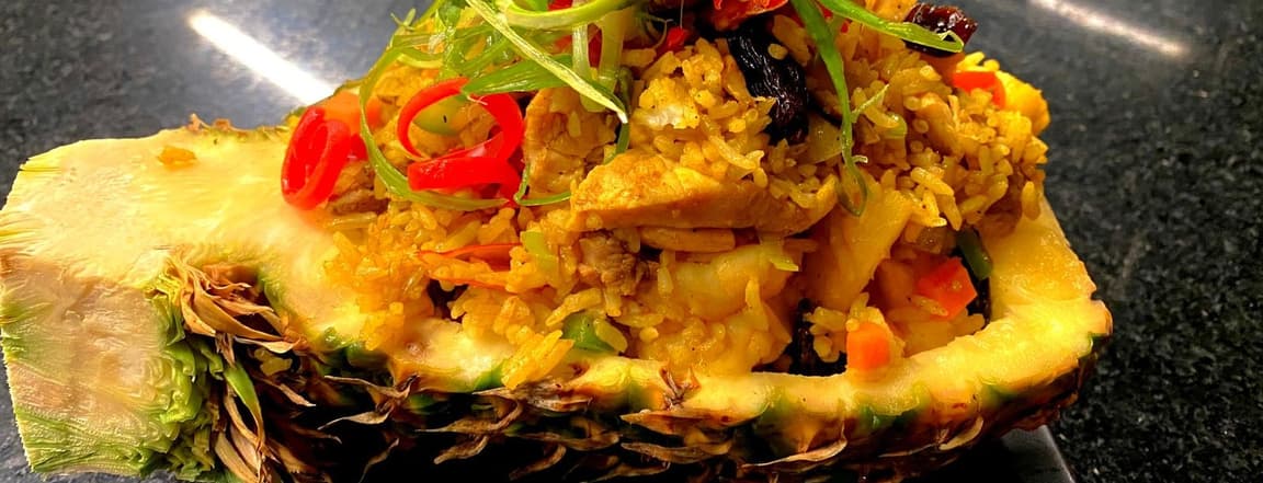 Khaw Pad Sapparod chicken