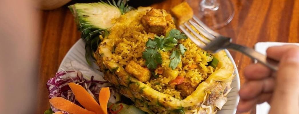 Khaw pad sapparod vegetables