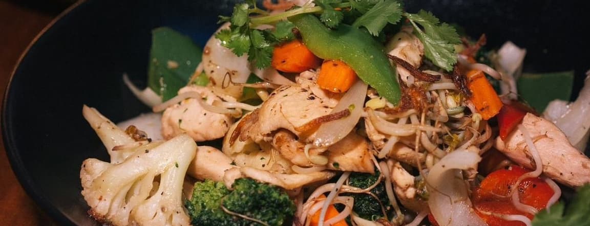 Phad Pak Rum Hoay chicken