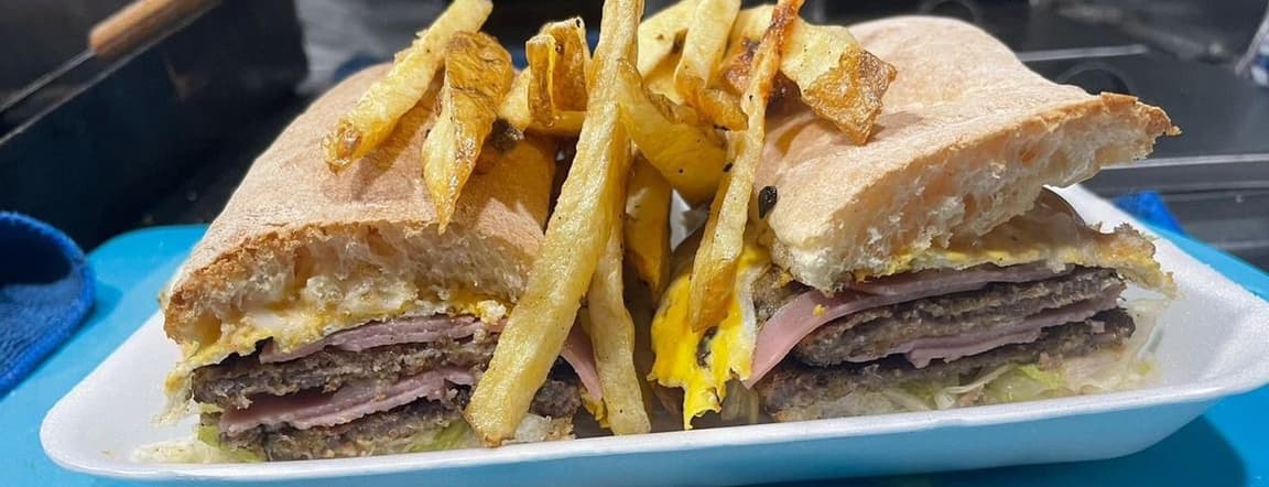 Torta xl de milanesa de pollo o res con papas fritas