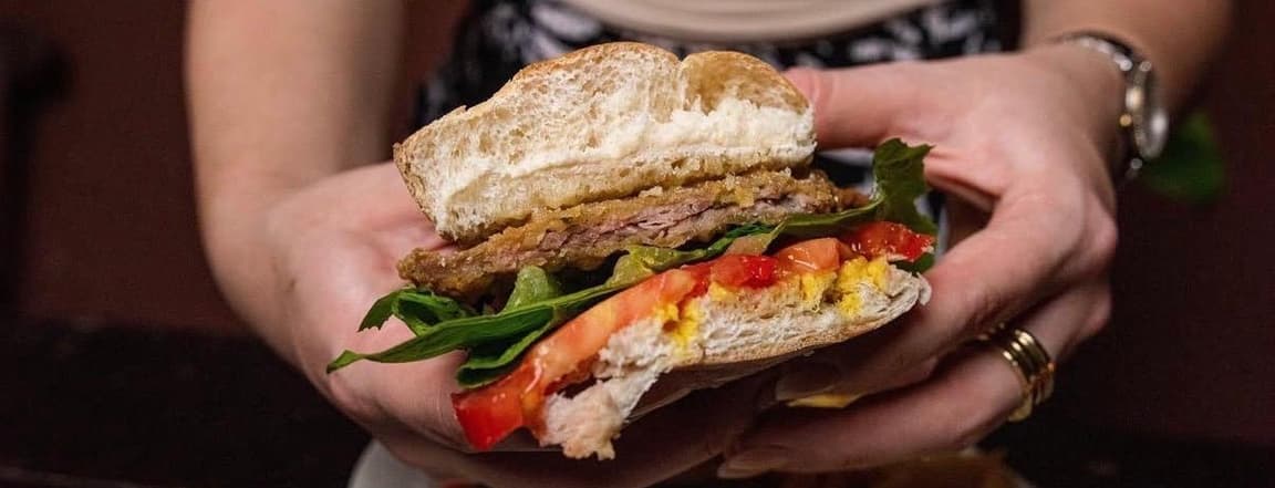 Sandwich de milanesa de Res con papas fritas