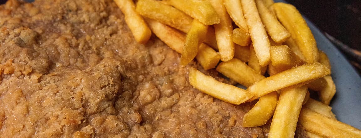 Milanesa de res con puré de papas, ensalada o papas fritas( elección)