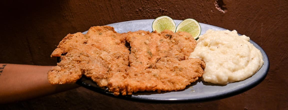 Milanesa de pollo con puré de papa, ensalada o papas fritas .eleccion
