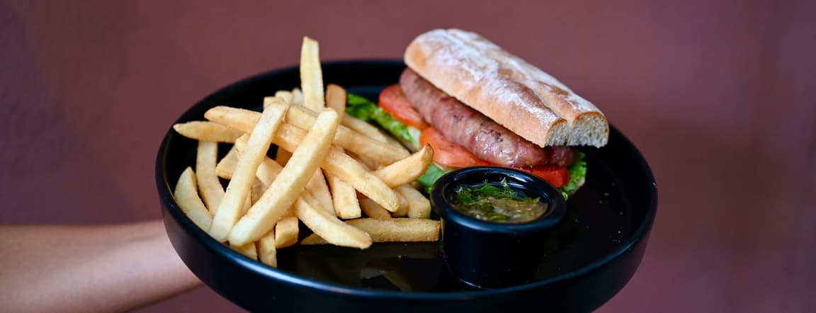 Choripan con papas fritas