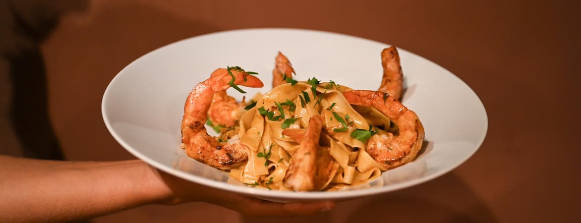 Fettuccini con camarones a la mantequilla