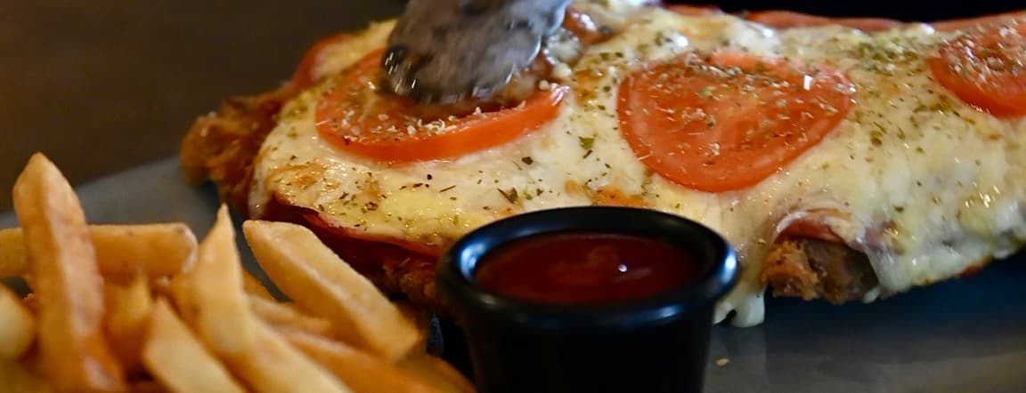 Milanesa napolitana de res con puré de papas, ensalada o papas fritas