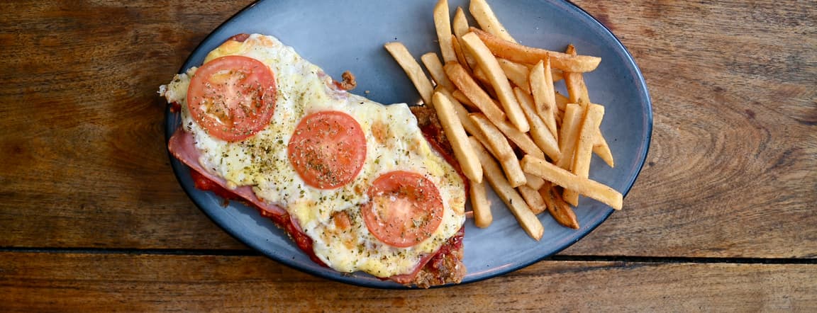 Milanesa napolitana de pollo con puré de papas, ensalada o papas frita
