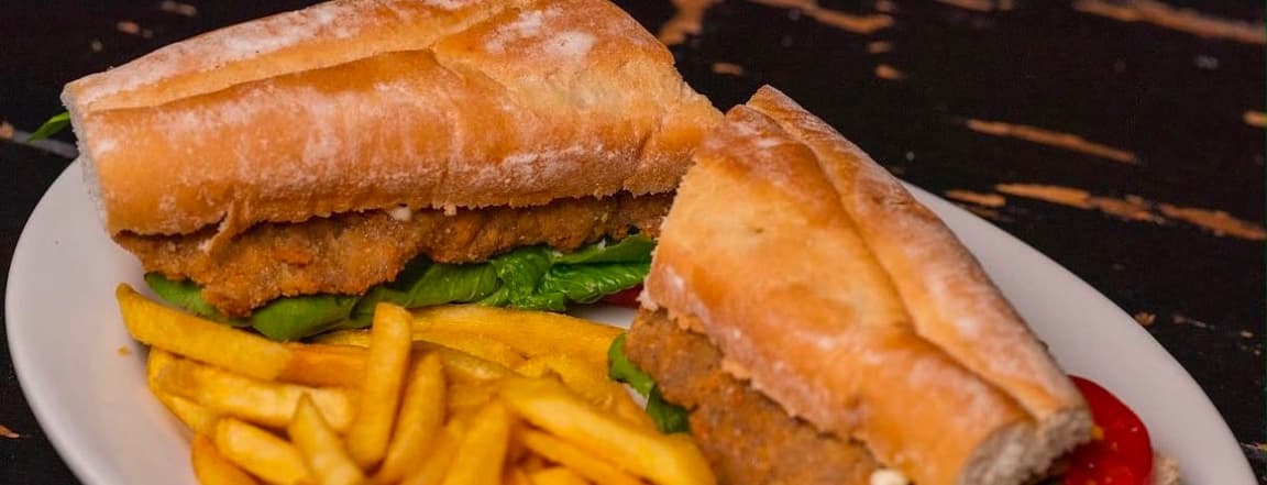 Sandwich de milanesa de Pollo con papas fritas
