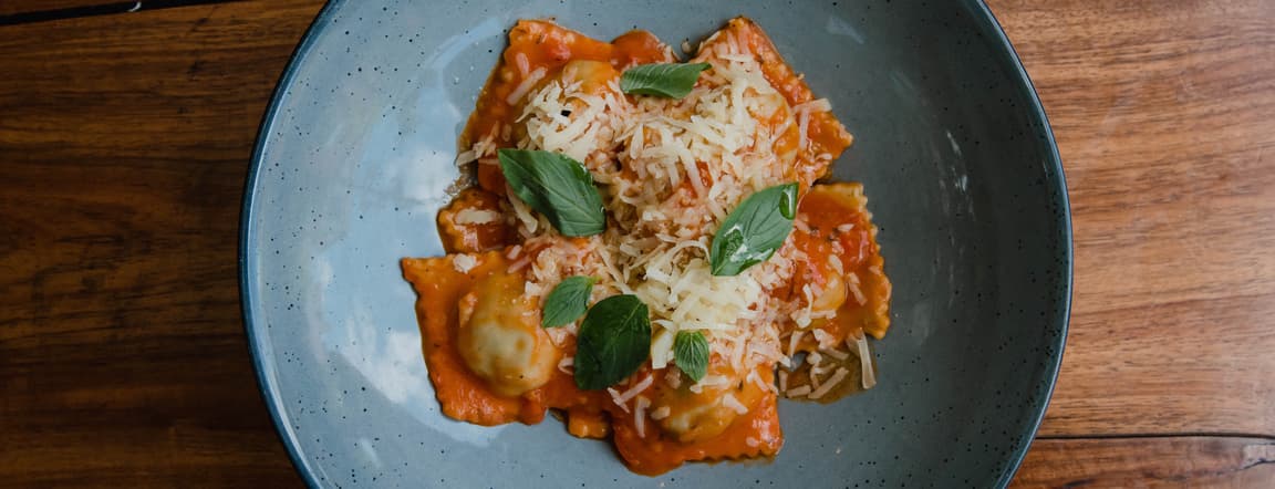 Ravioles rellenos de espinaca, ricotta, nuez moscada con pomodoro