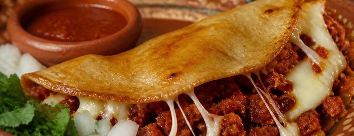 Quesadilla de chicharrón rojo