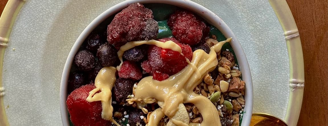 Smoothie bowl: blue spirulina