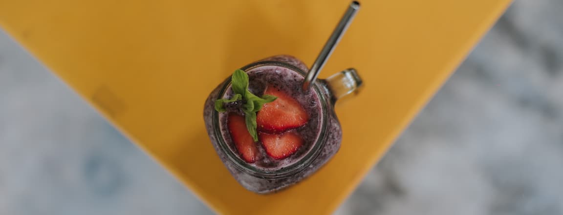 Smoothie bowl: red fruits