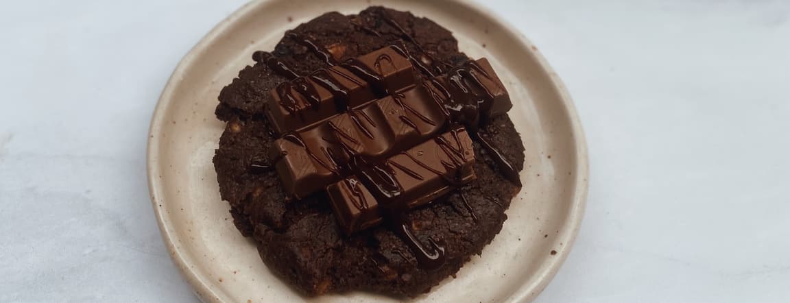 Kinder & kitkat cookie
