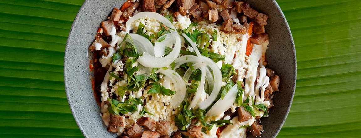 Chilaquiles con poc-chuc (cerdo asado al carbón).