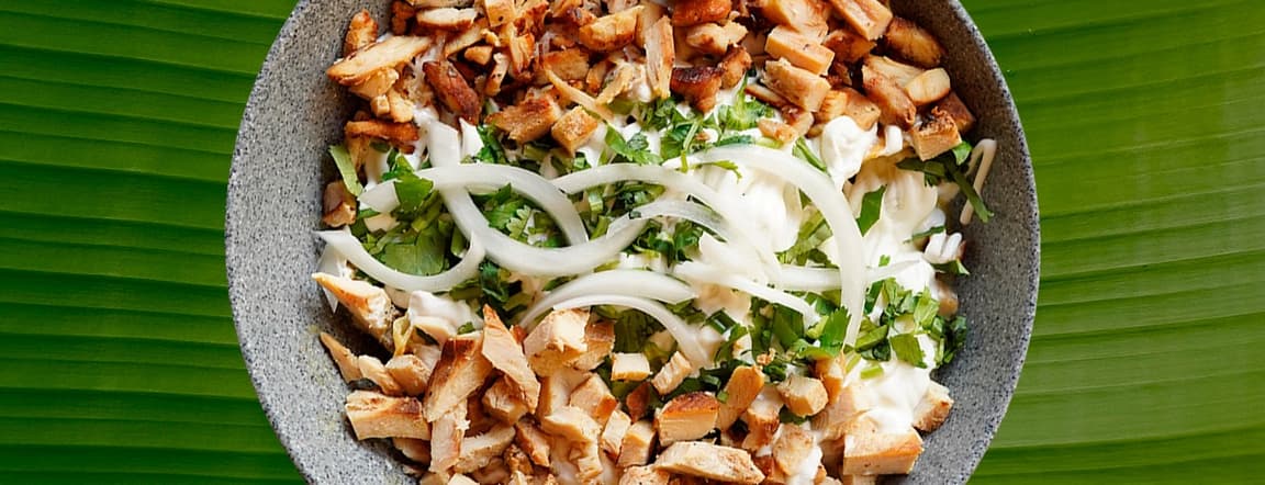 Chilaquiles con pechuga de pollo.