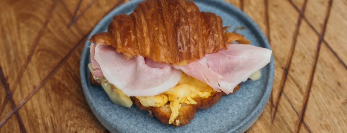Croissant with prosciutto cotto, egg and chesse