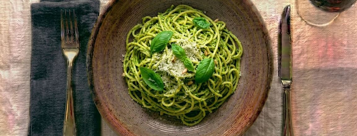 Spaghetti pesto sauce