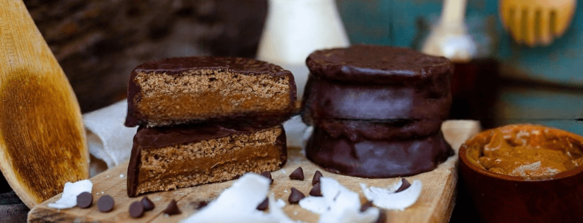 Homemade alfajor with dark chocolate x1