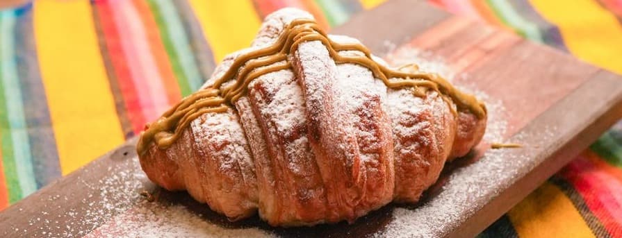 Croissant with pistachio creme