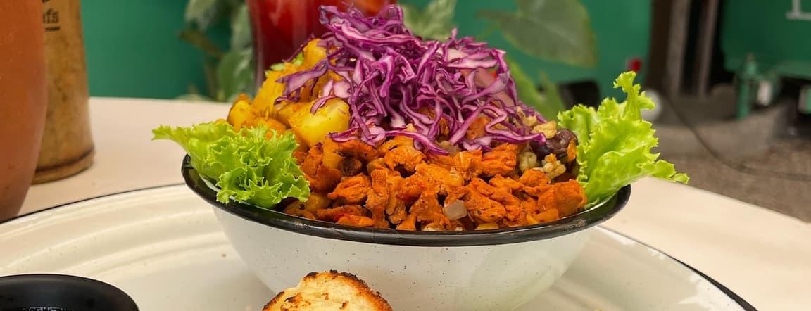 Tulum bowl + liefs maple-mustard dressing+homemade chips.