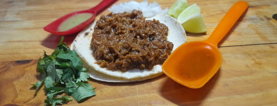 Pressed pork in dry chillis sauce (2 tacos per order)