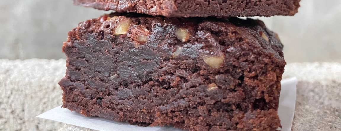 Brownies with walnuts.