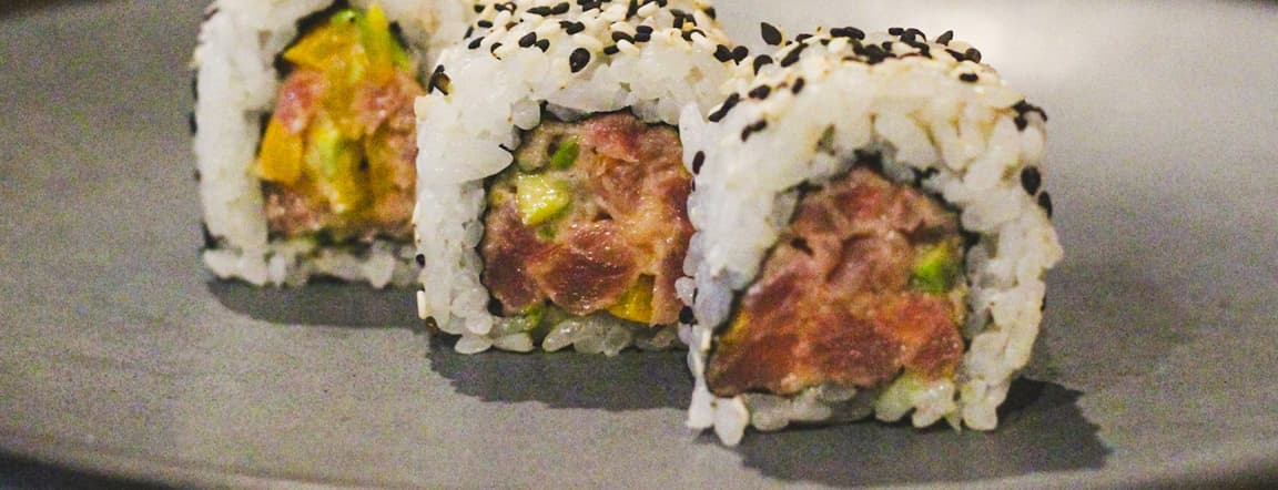Uramaki atún tartar roll