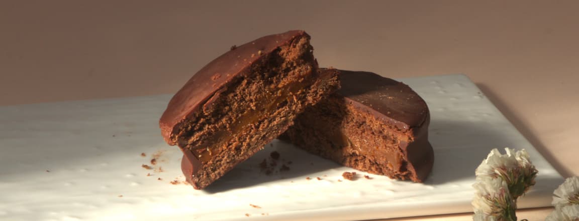Dark chocolate alfajor