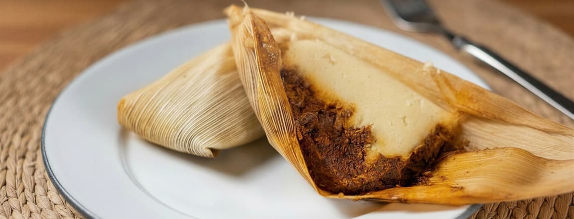 Tamal tradicional de mole con pollo, 4 piezas.