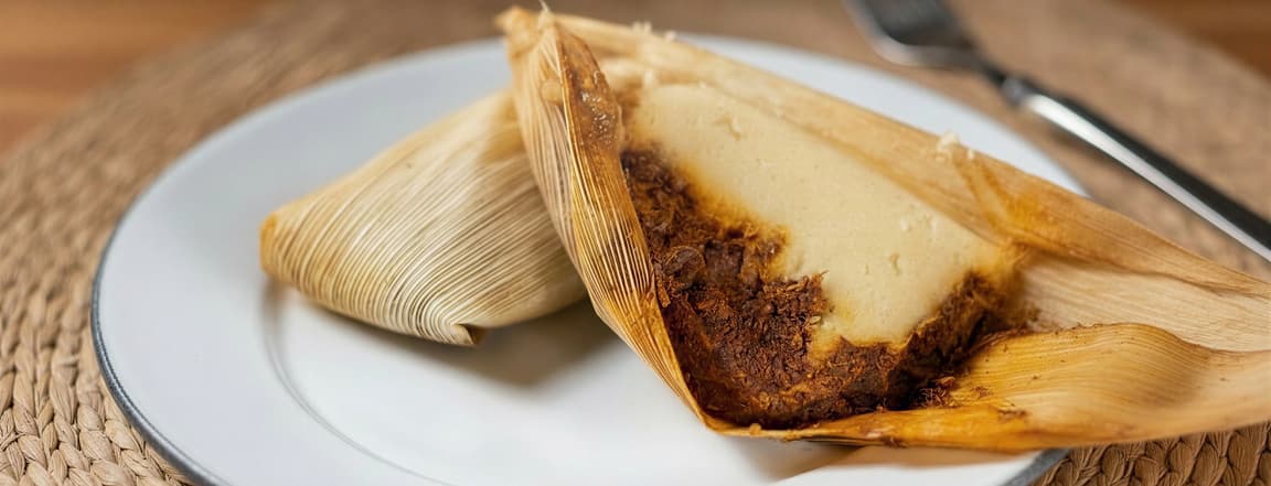 Tamal tradicional de mole con pollo, 2 piezas.