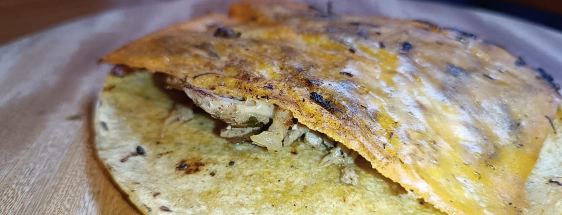 Taco oriental with cheese crust